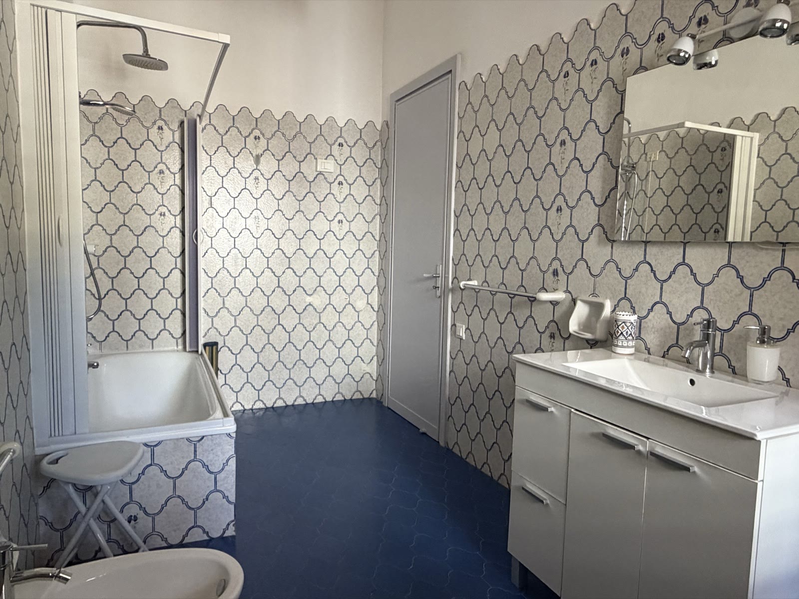 Bathroom with majolica-tiled walls