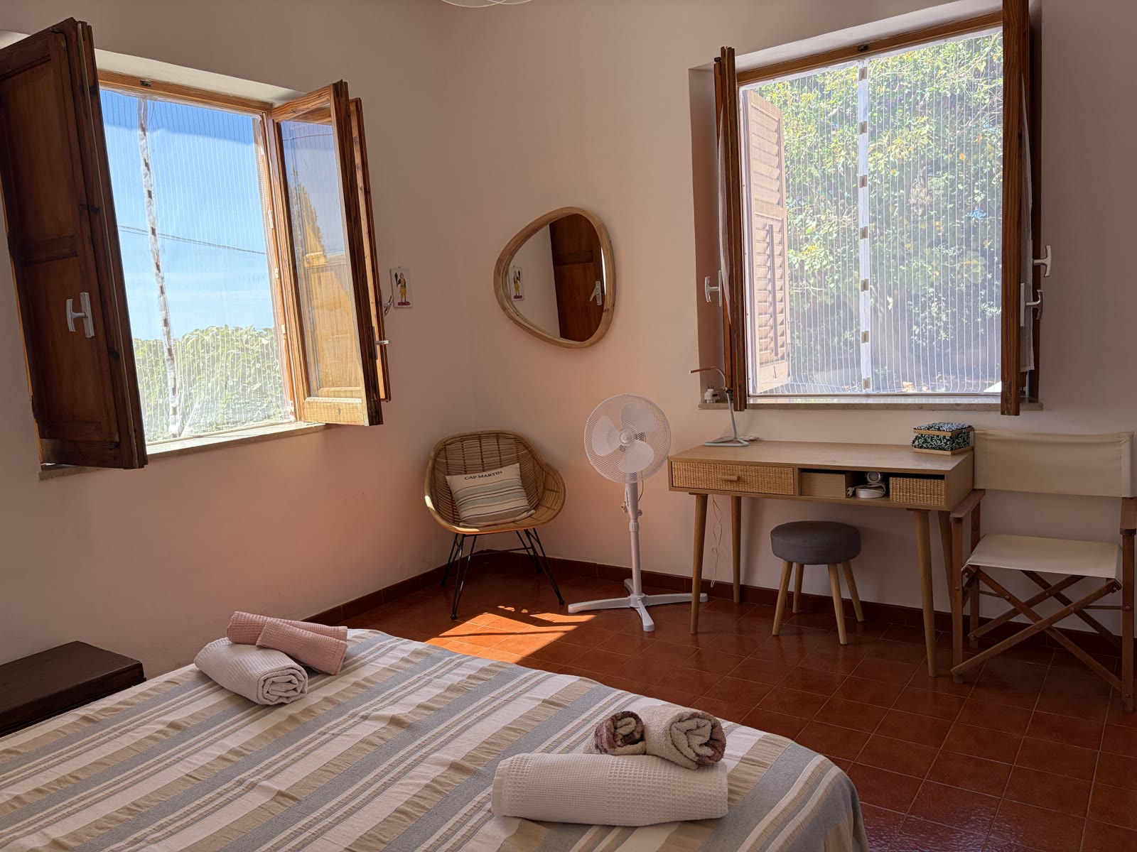 Double bedroom with a window