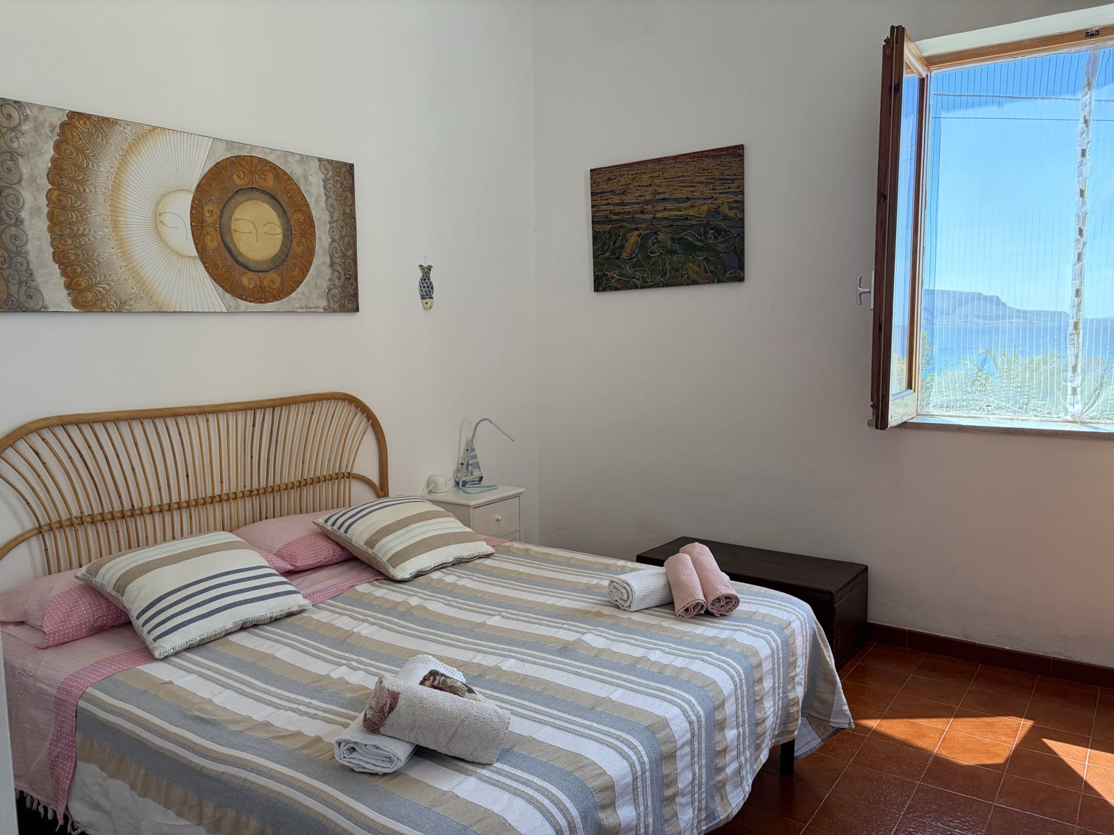 Double bedroom with a rattan headboard