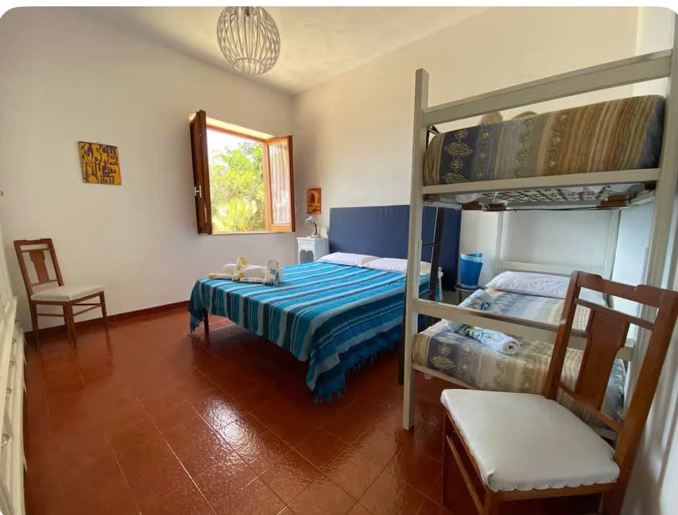 Four-bed room with bunk beds