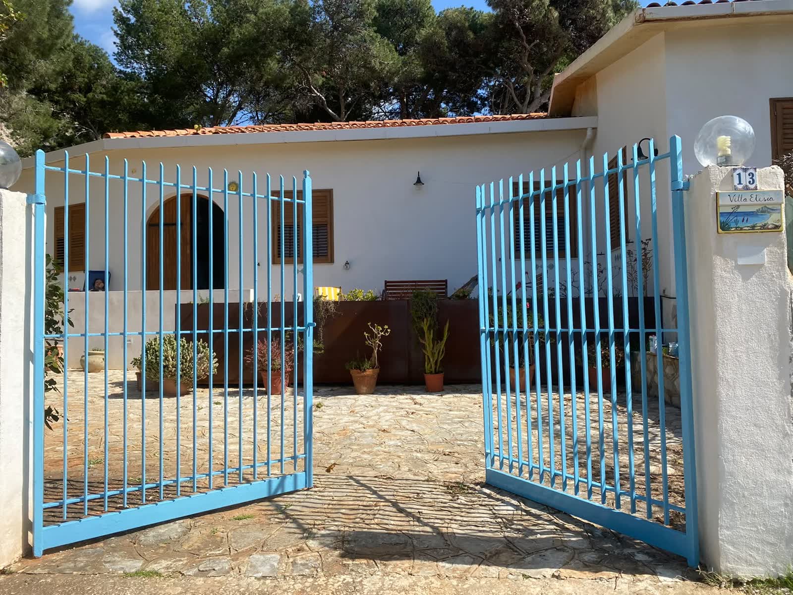 Il cancello di ingresso di Villa Etesia in via San Remo